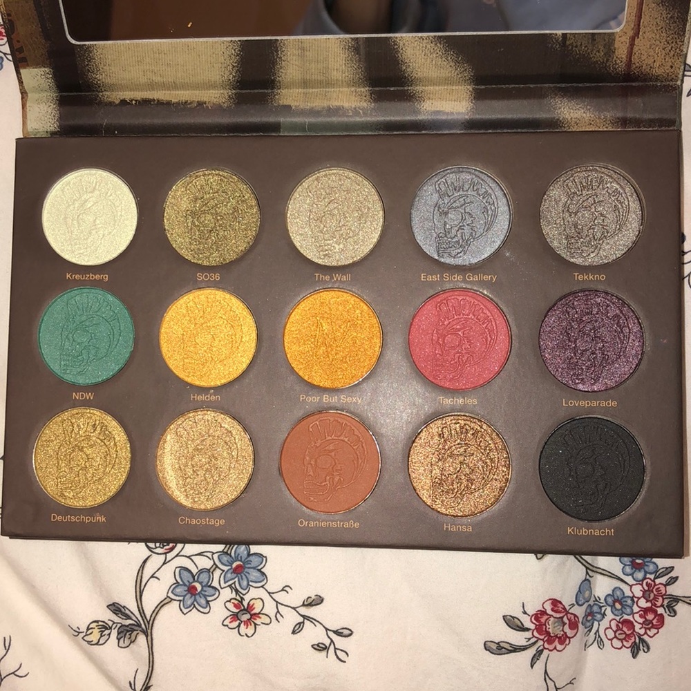 EYE SHADOW PALETTE